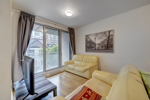 Salon - 304-1181 Rue Bishop, Montréal (Ville-Marie), QC 
