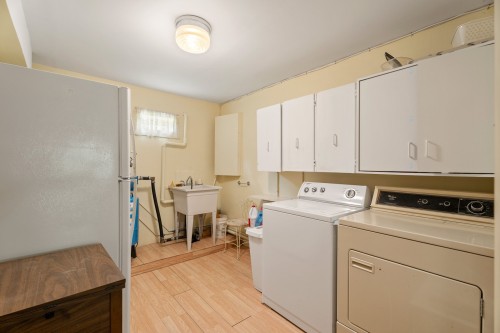 Salle de lavage - 905 Ch. De Courchevel, Saint-Adolphe-D'Howard, QC 