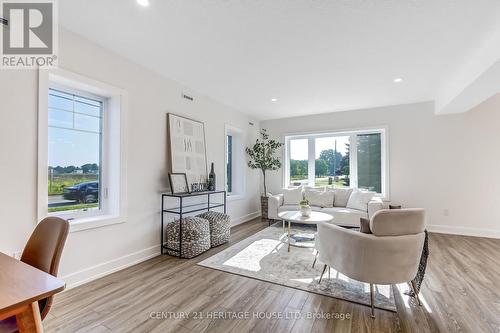 36 Hawks Gate, Central Elgin, ON - Indoor Photo Showing Living Room