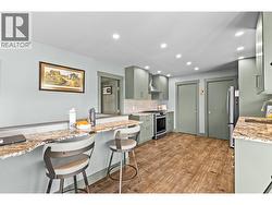 Granite countertops with eating bar - 