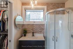 Ensuite Bathroom and Walk In closet - 