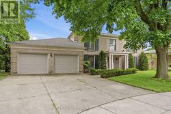 19 VERDUN COURT  Hamilton, ON L9C 5W9