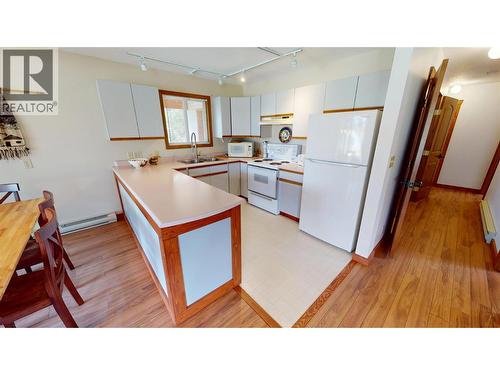 1725 6Th Ave Avenue, Invermere, BC - Indoor Photo Showing Kitchen