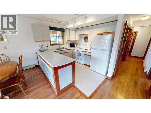 1725 6Th Ave Avenue, Invermere, BC - Indoor Photo Showing Kitchen