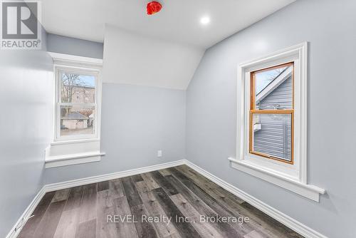 30 DIVISION STREET , St. Catharines (E. Chester), Ontario L2R 3G2 5