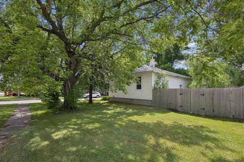 337 1St St, Morris, MB 