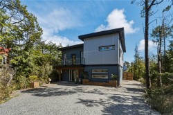 823 Lorne White Pl Ucluelet, BC V0R 3A0
