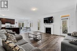 Eat-in-Kitchen w Breakfast Bar &Family &Muskoka Rm - 