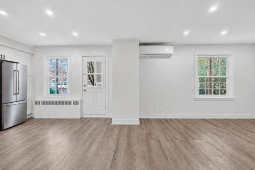 Salon - 3240 Rue St-Zotique E., Montréal (Rosemont/La Petite-Patrie), QC 