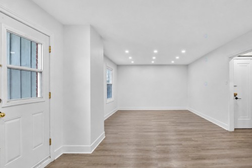 Salon - 3240 Rue St-Zotique E., Montréal (Rosemont/La Petite-Patrie), QC 