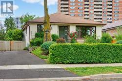 41 STRATHAVON DRIVE  Toronto, ON M9V 2H4