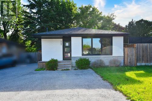 922 CENTRE STREET N  Whitby, ON L1N 4V1