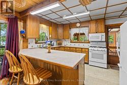 Spacious kitchen - 