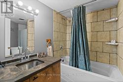 4 piece main bathroom - 