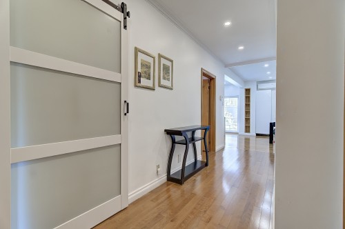 Mud Room - 1-8955 Rue De Reims, Montréal (Ahuntsic-Cartierville), QC 