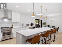Large gourmet kitchen - 