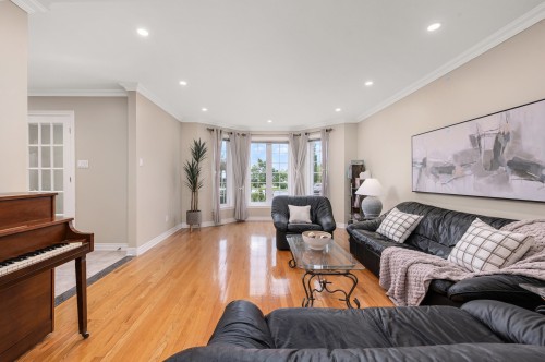 Salon - 5 Rue Brien, Kirkland, QC - Indoor Photo Showing Living Room