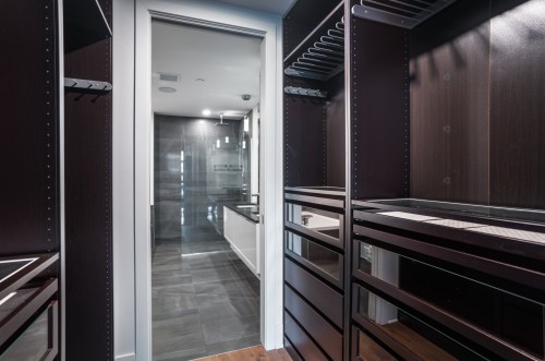 Penderie (Walk-in) - 303-1025 Rue De La Commune E., Montréal (Ville-Marie), QC 