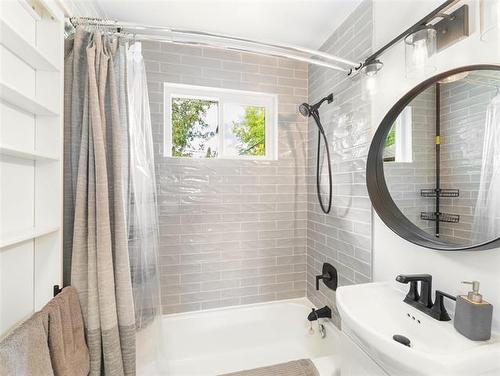 366 Kent Rd, Winnipeg, MB 