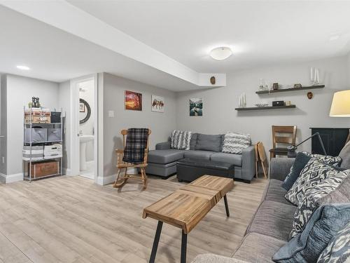 146 Maple Grove Avenue, Timberlea, NS - Indoor Photo Showing Living Room