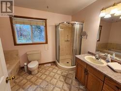 Master Ensuite 4 pce with separate shower & tub - 