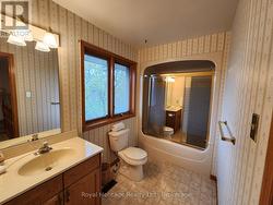 2nd floor bath, 4 pcs with Tub/Shower - 