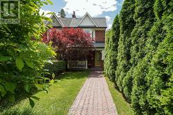 63 HILLSVIEW AVENUE Toronto, ON M6P 1J4