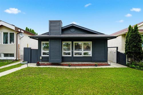 563 Ashworth Street S  Winnipeg, MB R2N 3J6
