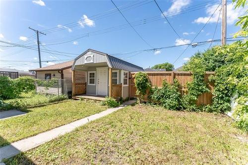 882 Sherburn St, Winnipeg, MB 