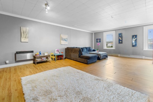 Salon - 306 Rue Main, Shawville, QC 