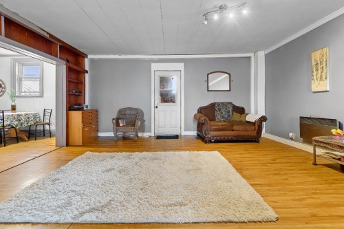 Salon - 306 Rue Main, Shawville, QC 