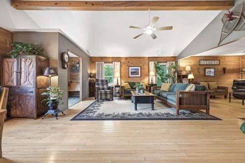 Salle familiale - 28 Ch. Mitchell, Otter Lake, QC 