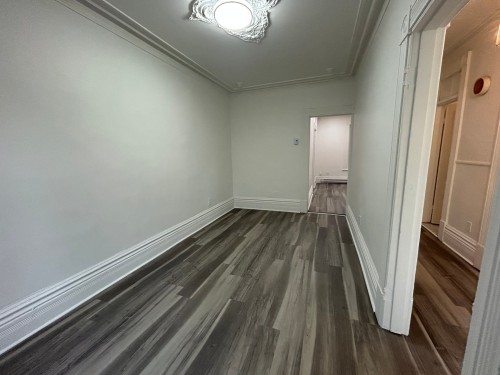 Salle familiale - 2223 Rue St-Jacques, Montréal (Le Sud-Ouest), QC 