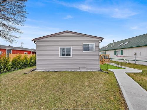 25 Parkside Drive, Mcgregor, ON 