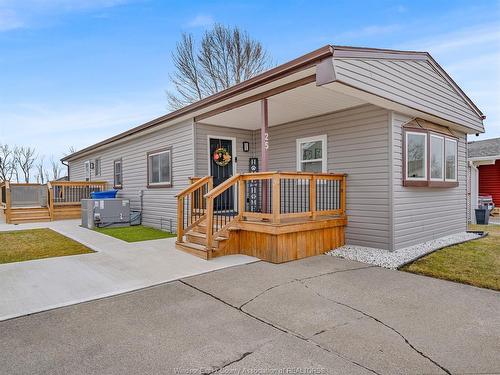 25 Parkside Drive, Mcgregor, ON 