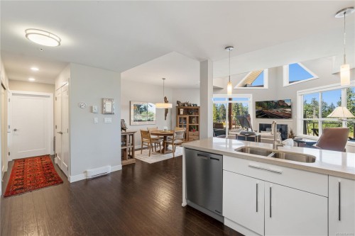 #302-439 College Rd, Qualicum Beach, BC 