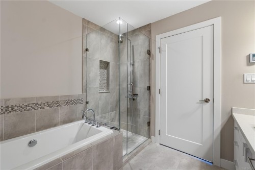 #302-439 College Rd, Qualicum Beach, BC 