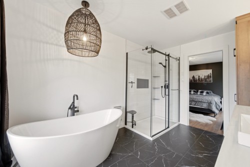 Master Bathroom - 1050 Rue Bissonnette, Valcourt - Ville, QC - Indoor Photo Showing Bathroom