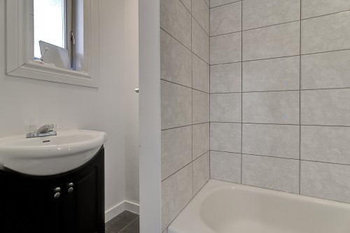 Bathroom - 8621 Rue St-Denis, Montréal (Villeray/Saint-Michel/Parc-Extension), QC 