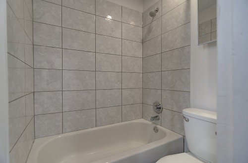 Bathroom - 8621 Rue St-Denis, Montréal (Villeray/Saint-Michel/Parc-Extension), QC 