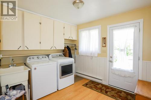 2370 Base Line Rd, Prince Township, ON - Indoor Photo Showing Laundry Room