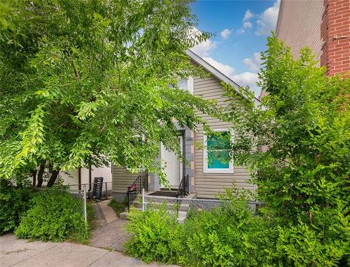 669 Flora Ave, Winnipeg, MB 