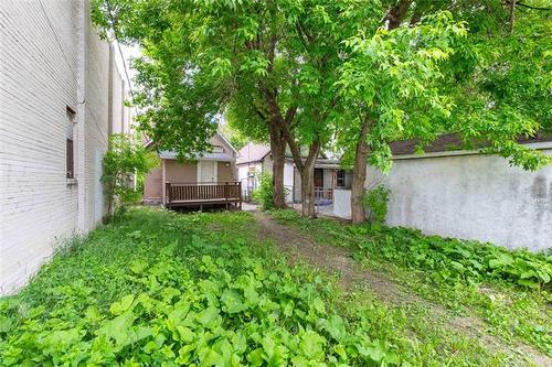 669 Flora Ave, Winnipeg, MB 