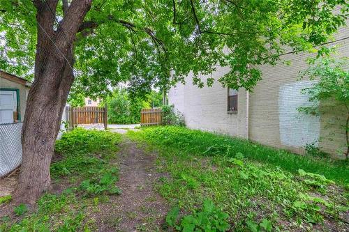 669 Flora Ave, Winnipeg, MB 