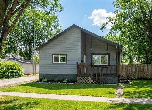 208 Kildare Ave, Winnipeg, MB 