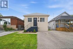 22 DELENA AVENUE N  Hamilton, ON L8H 6B4