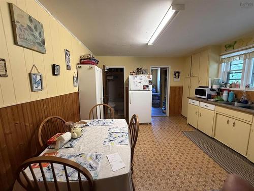 98 Victoria Street W, Amherst, NS 