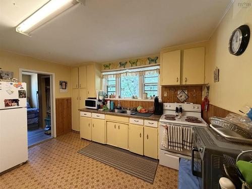 98 Victoria Street W, Amherst, NS 