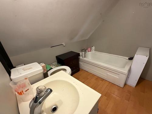 98 Victoria Street W, Amherst, NS 