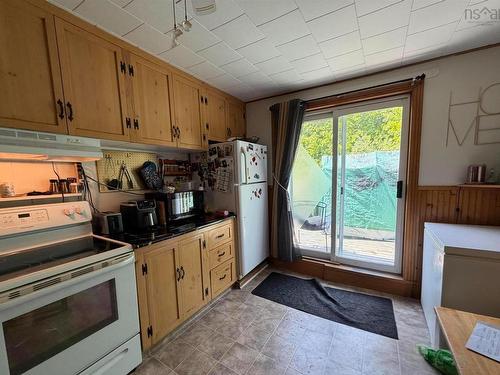 98 Victoria Street W, Amherst, NS 